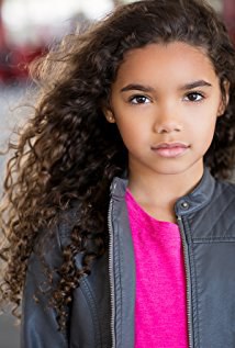 麦肯纳·罗伯茨 McKenna Roberts照片