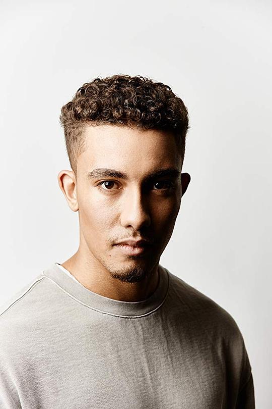 安东·辛普森-泰迪 Anton Simpson-Tidy照片