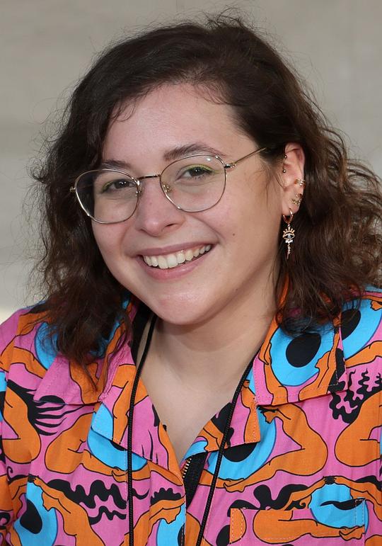 凯西·麦奎斯顿 Casey McQuiston照片