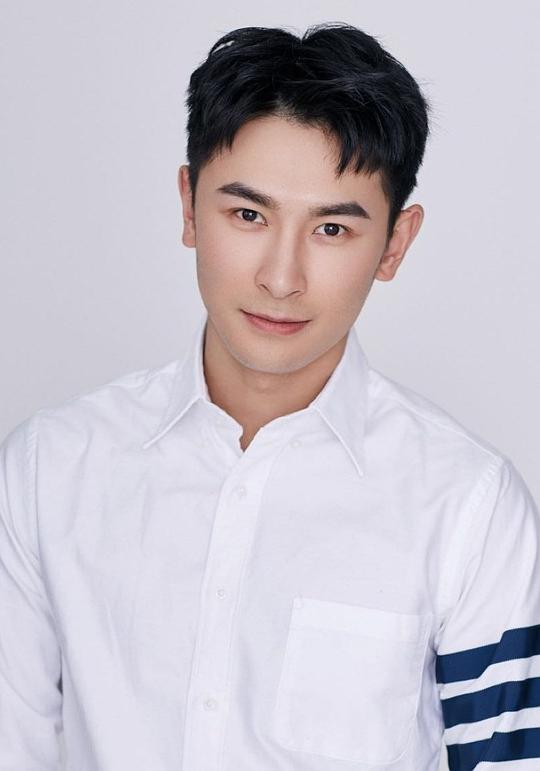 李一宁 Yining Li照片