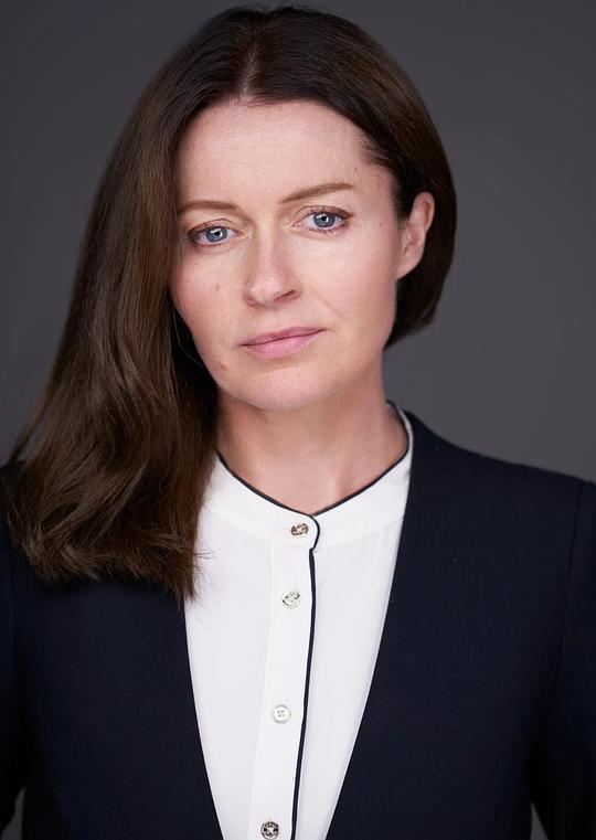 朱莉亚·阿库 Julia Aku照片