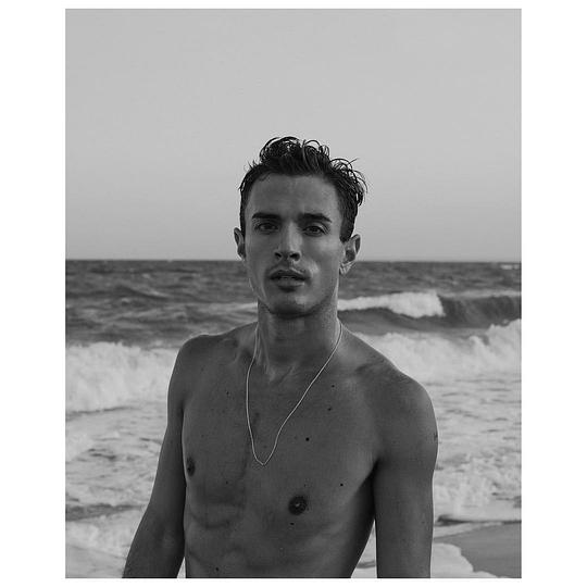 詹姆斯·卡萨蒂-莫耶尔 James Cusati-Moyer照片