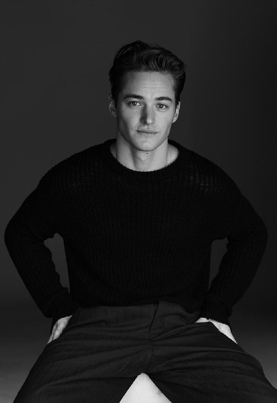 米切尔·霍格 Mitchell Hoog照片