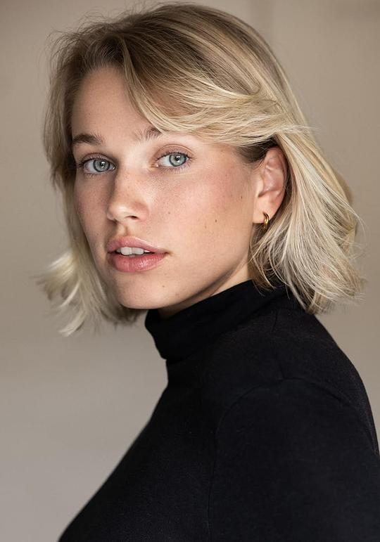 西娅·索菲·洛赫·内斯 Thea Sofie Loch Næss照片