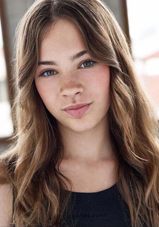 阿穆雅·莫莉森 Amya Mollison照片