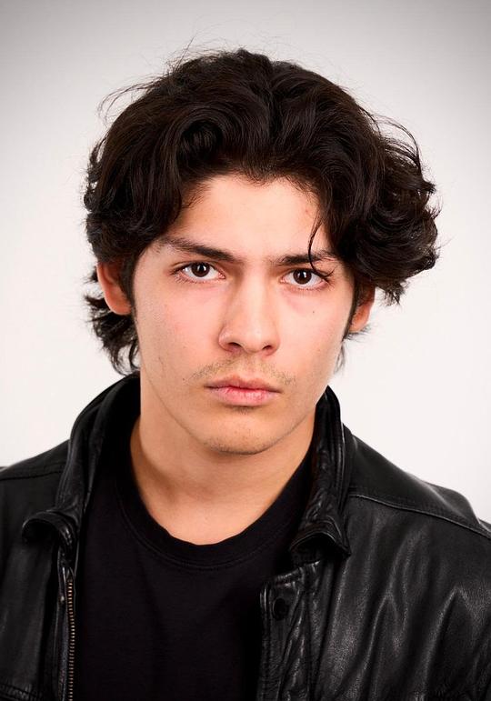 卢修斯·霍约斯 Lucius Hoyos照片