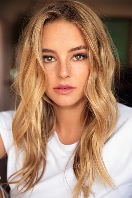 哈西·哈里森 Hassie Harrison照片