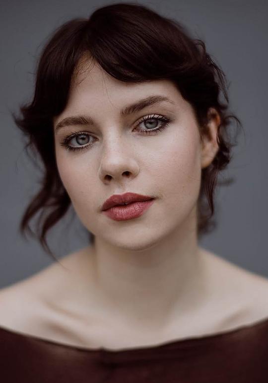 艾拉·纽顿 Ella Newton照片