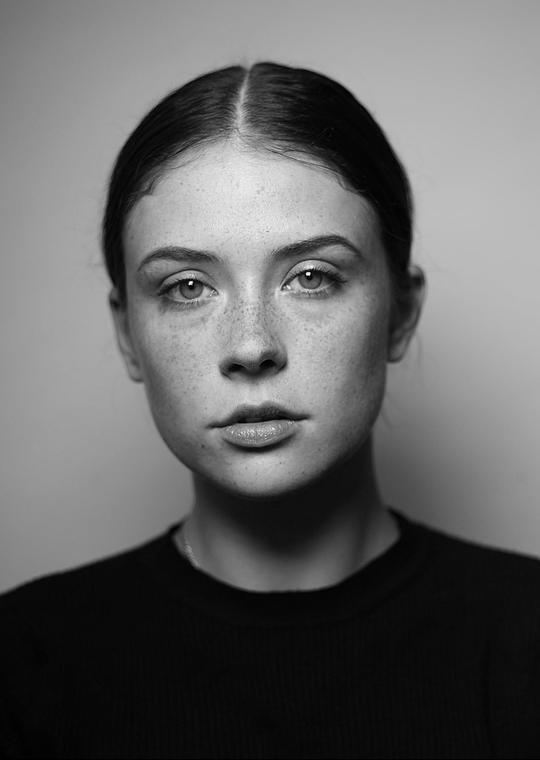 米娅·汤姆林森 Mia Tomlinson照片