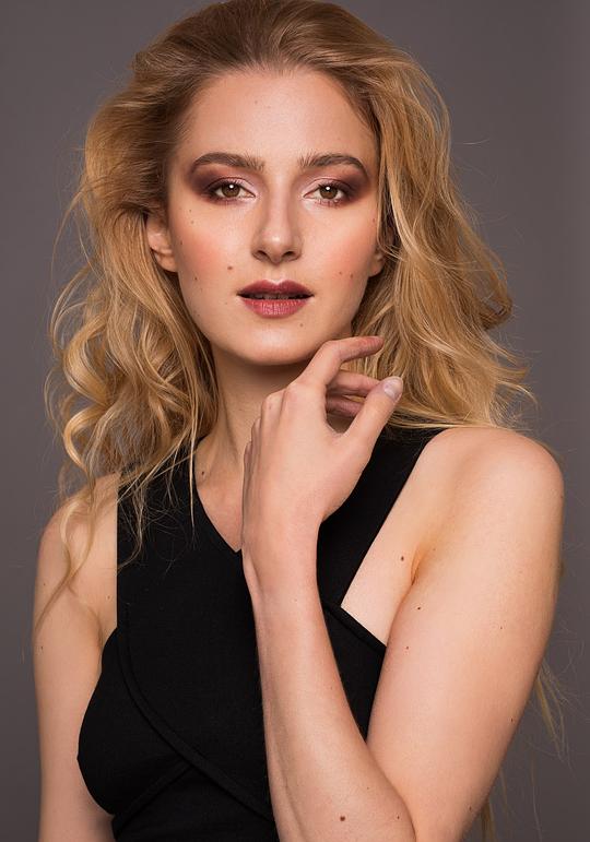 艾格塔·达瑙 Ágota Dunai照片