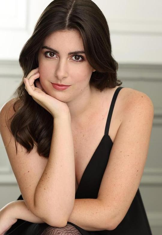 瓦莱丽·罗斯·罗曼 Valerie Rose Lohman照片