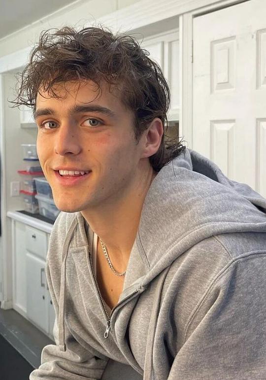 查理·吉尔莱斯皮尔 Charlie Gillespie照片