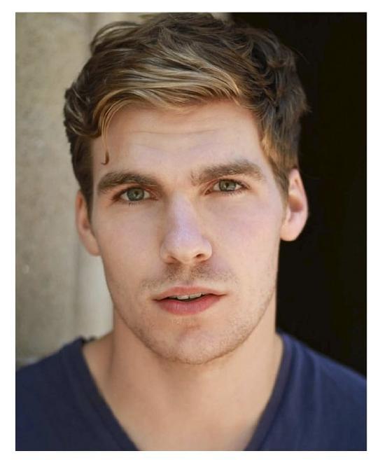 皮特·普劳泽克 Pete Ploszek照片