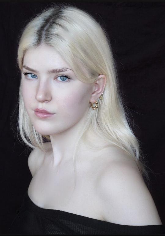 朵拉·罗东 Dora Rowdon照片