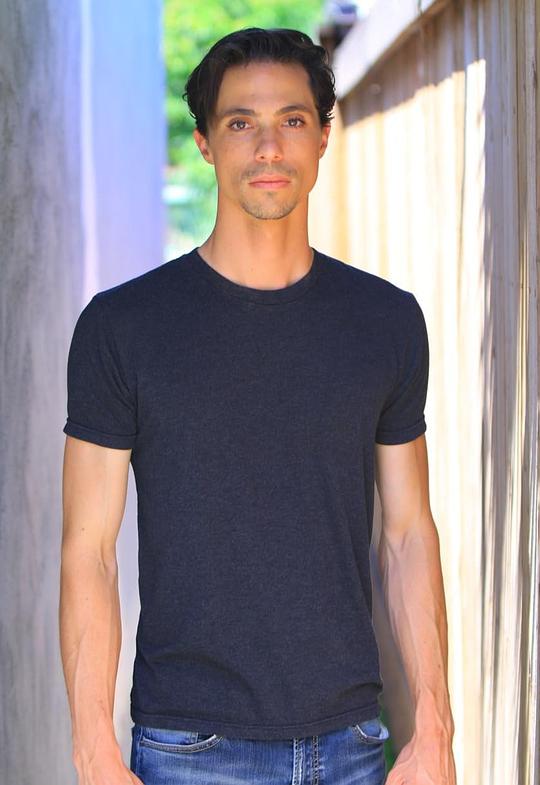 亚历克斯·金吉 Alex Kingi照片