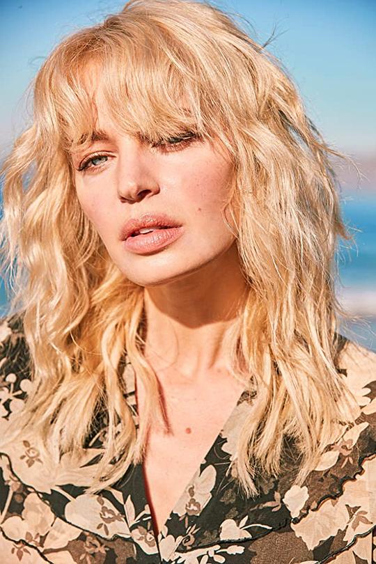 克洛伊·法恩沃斯 Chloe Farnworth照片