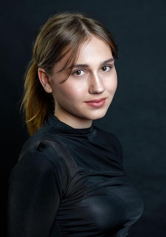 马娅·托特哈默-赫鲁扎 Maja Tothammer-Hruza照片