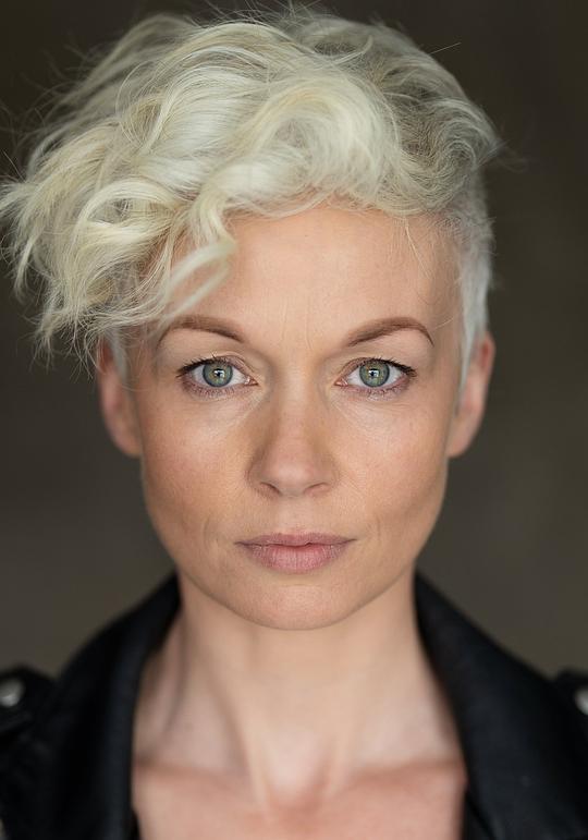 卡罗琳·布莱肯 Carolyn Bracken照片