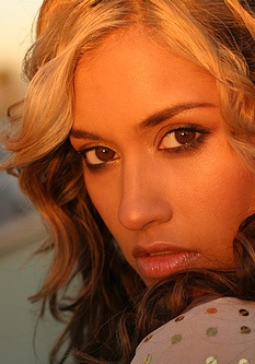 詹妮娜·加万卡 Janina Gavankar照片