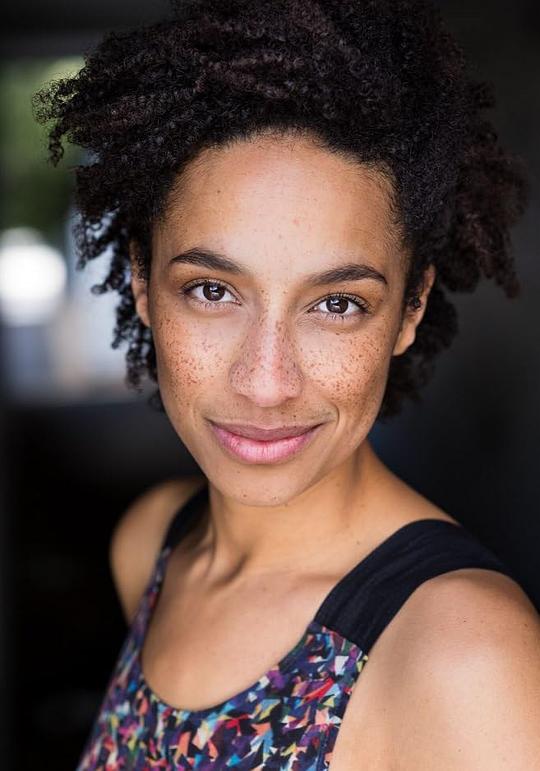 克莱尔·奇汉巴奎 Clare Chihambakwe照片