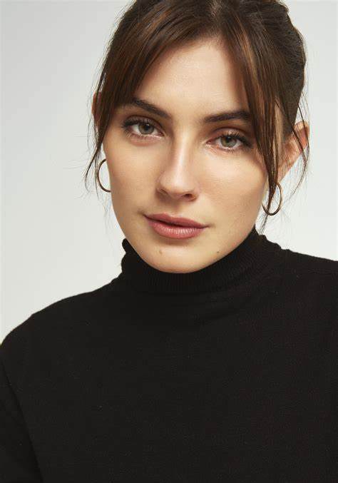 阿德里安娜·乌巴尼 Adriana Ubani照片