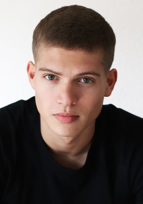 乔沙·斯特拉多夫斯基 Josha Stradowski照片