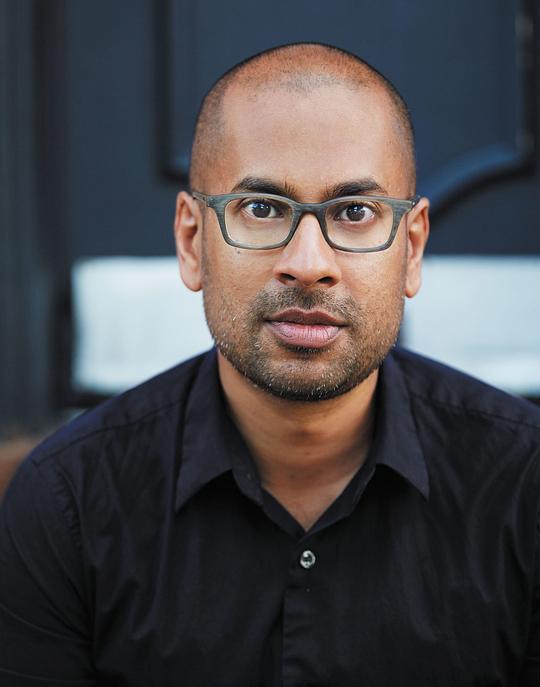 鲁曼·阿拉姆 Rumaan Alam照片