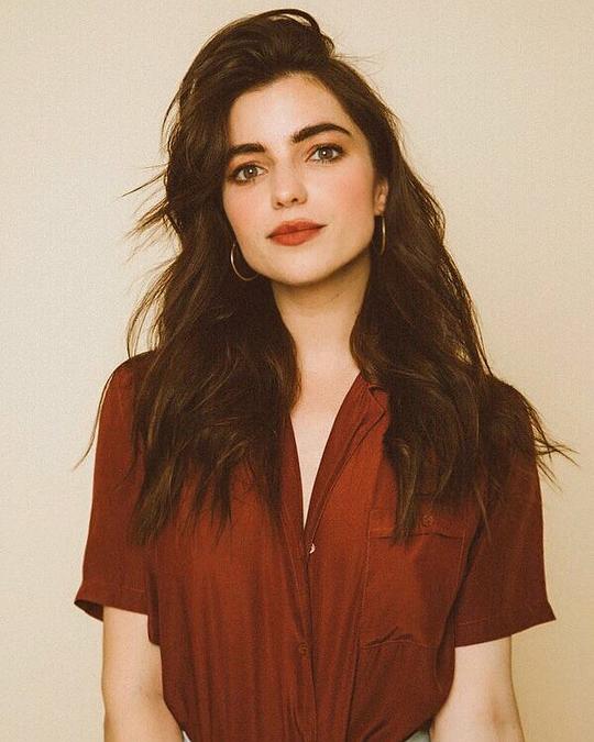 安吉拉·翠姆博 Angela Trimbur照片