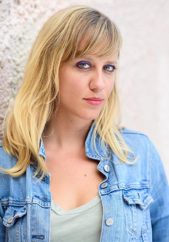 贝特西·霍尔特 Betsy Holt照片