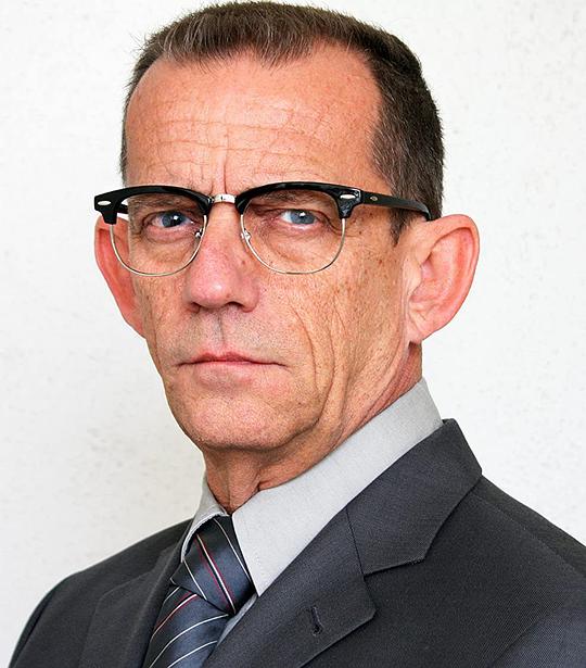 以斯拉·巴兹顿 Ezra Buzzington照片