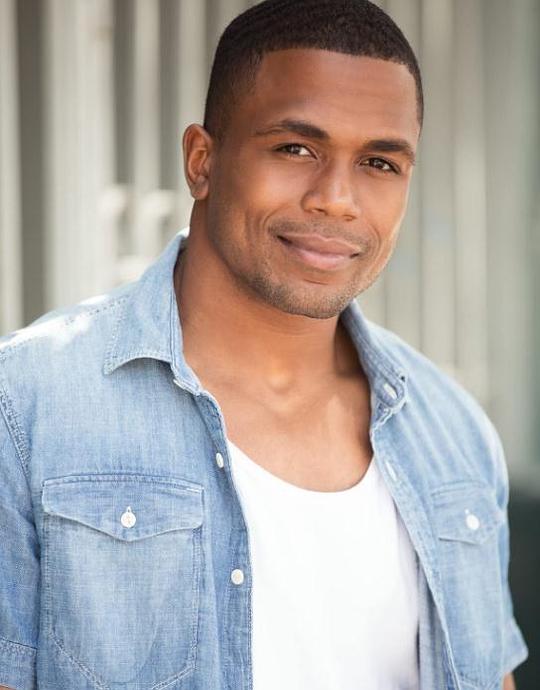 吉·亚历山大 Gee Alexander照片