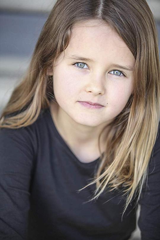 莉莉·费舍尔 Lily Fisher照片