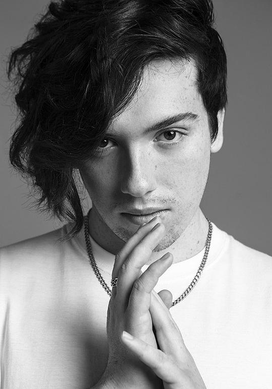 约翰·帕克里奇-韦布 John Puckeridge-Webb照片