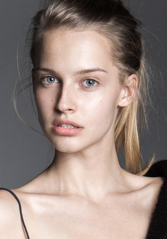 卡罗琳娜·皮萨雷克 Karolina Pisarek照片