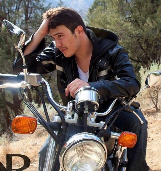 肖恩A·罗萨莱斯 Sean A. Rosales照片