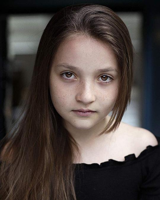 安雅·麦肯纳-布鲁斯 Anya McKenna-Bruce照片