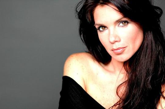 苔丝·圣地亚哥 Tessie Santiago照片