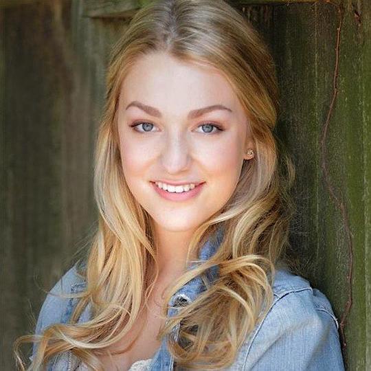 米凯拉·比森 Mikaela Bisson照片