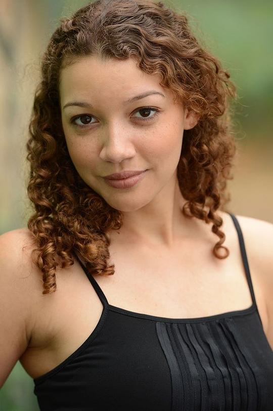 朱莉娅·霍特 Julia Holt照片