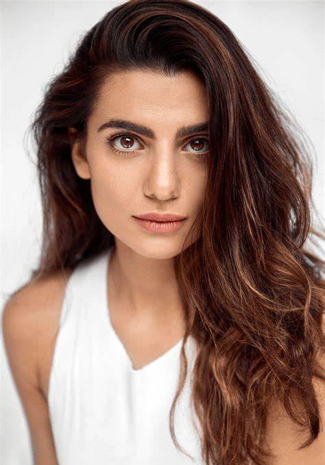 克劳迪娅·杜米特 Claudia Doumit照片