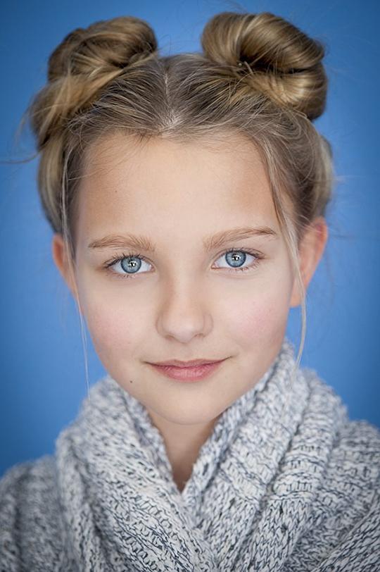 莉薇·施图本劳赫 Livvy Stubenrauch照片