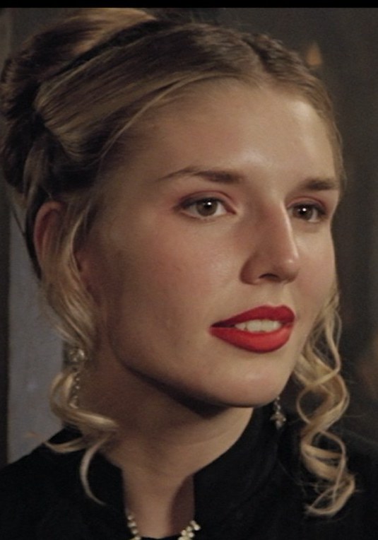 Nina Kaczorowski照片