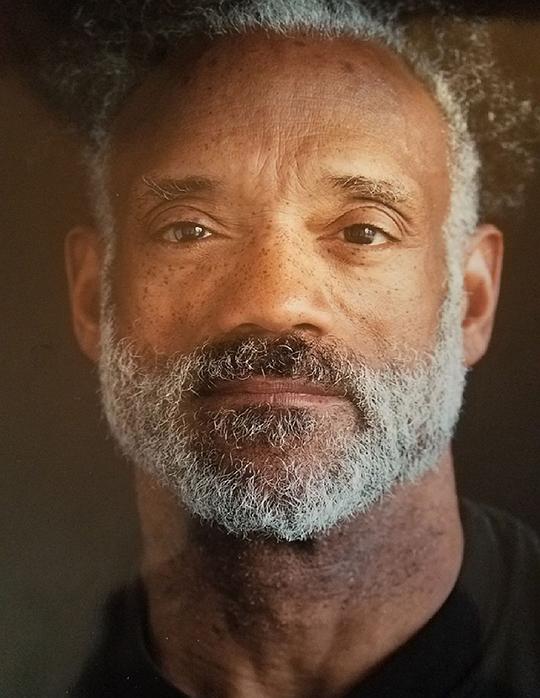 杰拉尔德·詹姆斯 Gerald James照片