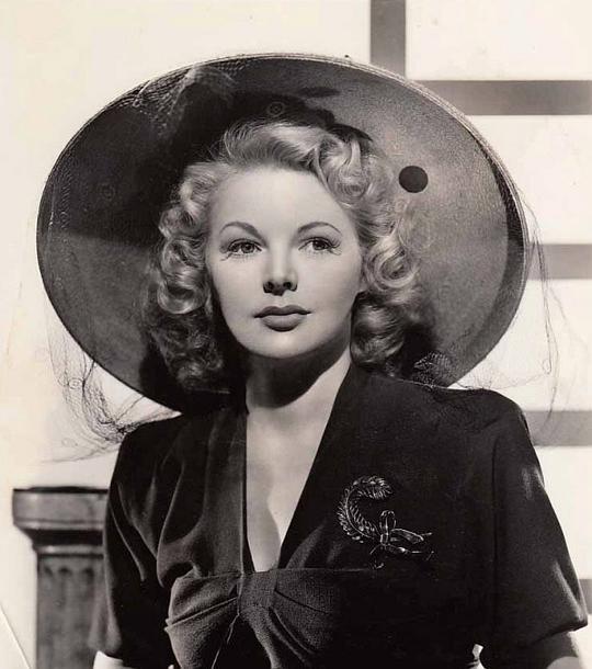 Constance Worth照片