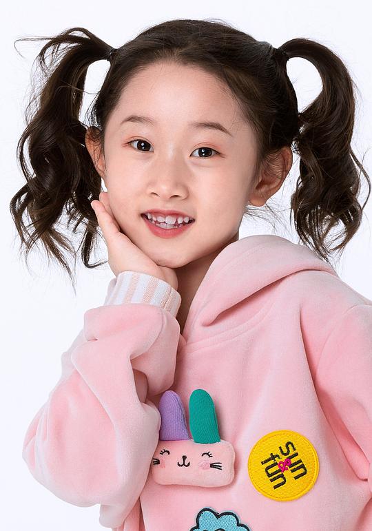 王奕雯 Yiwen Wang照片