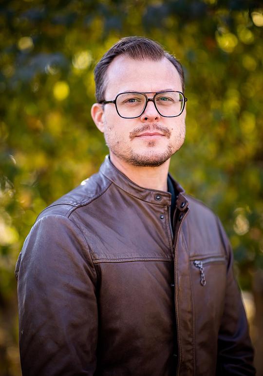 亚当·J·格雷夫斯 Adam J. Graves照片