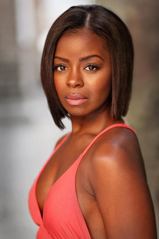 艾丽卡·塔泽尔 Erica Tazel照片