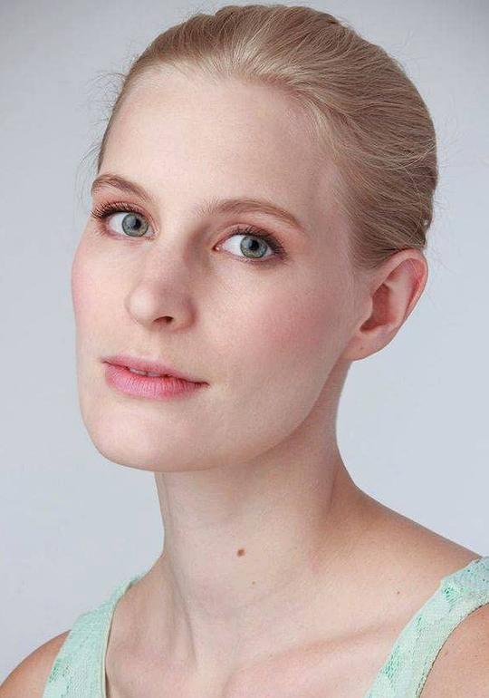 萨拉·纳夫拉蒂尔 Sarah Navratil照片