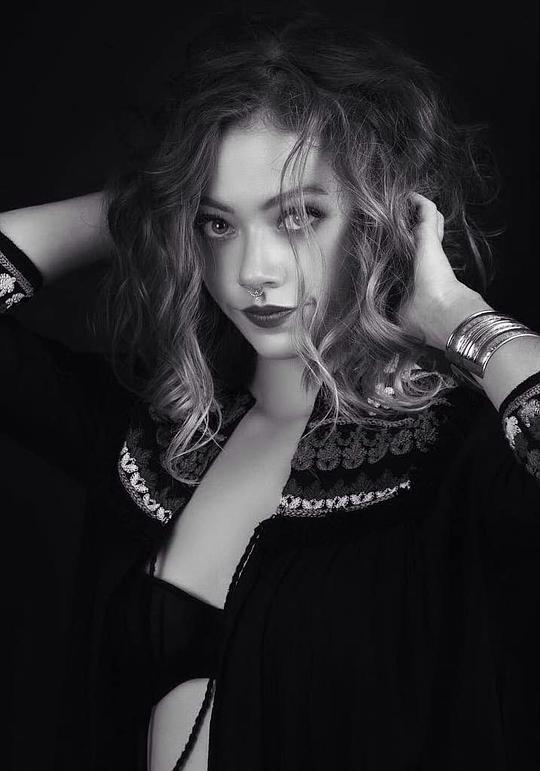 高兹德·卡亚 Gözde Kaya照片