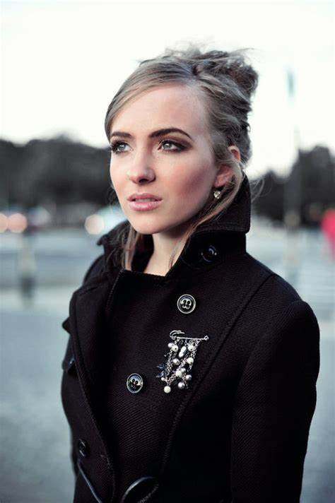 伊莱扎维塔·马克西莫娃 Elizaveta Maximová照片